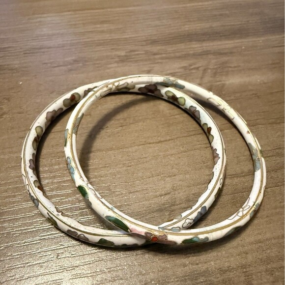 Vintage White Cloisonné Enamel Over Gold Flower Design Bangle Bracelet Set of 2 - Picture 2 of 9